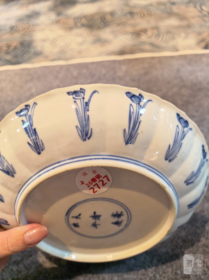 清康熙 青花人物瓜棱型盘一对 - 图2
